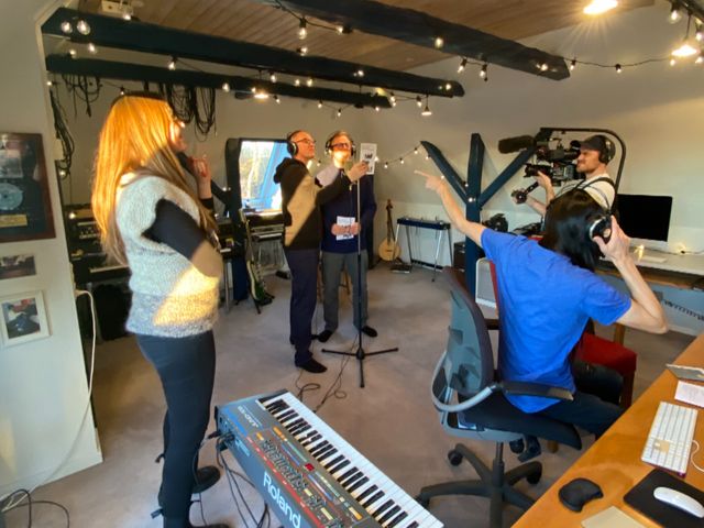 Optagelserne i RONNIE FLYVBJERG OLESENs studietid Filskov er i fuld gang. 
Journalisterne JAN ELHØJ og MORTEN KIRCKHOFF fra Nul Stjerner julespecial synger kor til DER ER NISSER OVERALT, mens Mads fører kameraet. Ronnie styrer musikken og SANNE MIKKELSEN lytter bekymret til 😄

🎬 🎥 Et TV-hold fra DR 2 har været på besøg - 
DER ER NISSER OVERALT 🎅🧑‍🎄er “julehittet” der portrætteres  i udsendelsen, som dukker op på skærmen engang  i dec. 2022. 

Mandag eftermiddag d. 20.12.21 var et TV-hold fra DR på besøg i Studiet hos RONNIE FLYVBJERG OLESEN, i Filskov. 
Anledningen var den, at de 2 journalister bag den populære udsendelsesrække NUL STJERNER ⭐️ JAN ELHØJ og  MORTEN KIRCKHOFF, er i gang med at lave en JULEUDGAVE 🎄, hvor de opsøger personer med en særlig passion for JUL. 

Personer der har gjort noget særligt og uventet for egen og andres juleglæde, og her faldt de i deres research over 🧮bankmanden fra Grindsted og✂️frisøren fra Årre, som i 2019 gik direkte ind på DANSKTOPPENs FØRSTEPLADS🥇for at blive liggende der i hele december måned med deres glade julesang. 

Glæd jer til klippet. Det bliver festligt, når Jan og Morten synger kor til 🎙SANNE MIKKELSEN på DER ER NISSER OVERALT, mens 🎹🎸🥁🎺RONNIE FLYVBJERG OLESEN styrer musikken. Sangens komponist og teksforfatter 🎼BRUNO JOCHUMSEN er også frisk på et lille interview.   

https://youtu.be/e78gJqxKXYw